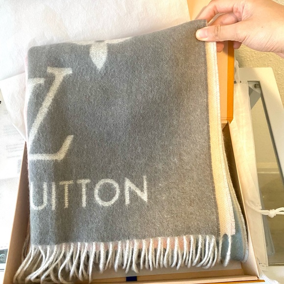 Louis Vuitton Gradient Cashmere Scarf - Picture 7 of 8